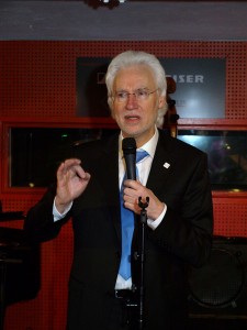 Bürgermeister Bernd Strauch begrüßt als Vorsitzender des Jazz Club Hannover e. V. die Gäste