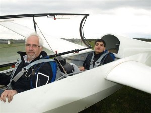 Serhard Yildirim, 17, vor dem Start mit Pilot Fritz Hornbach in der ASK 13