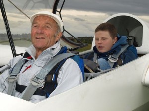  Christian Wiegand, 18, mit Pilot Hans Kabattnik kurz vor dem Start